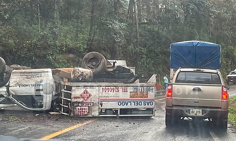 Camioneta gasera vuelca en la "libre" Uruapan-Pátzcuaro