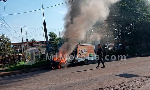 Quema de vehículos y tiendas de conveniencia también en Uruapan