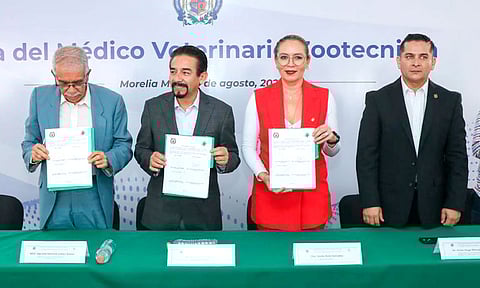 Entregan reconocimientos a egresados y egresadas sobresalientes de la generación 50