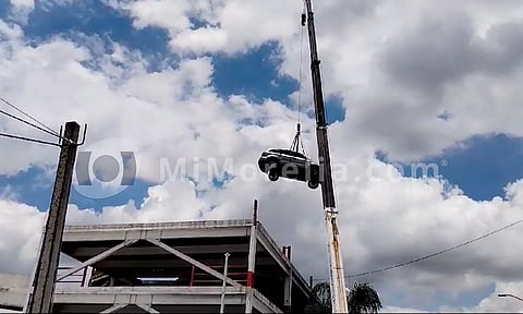 Extraen primeros automóviles del estacionamiento del mercado Independencia