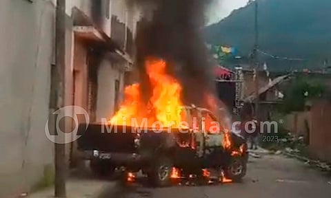 Fiesta en Capacuaro termina en riña, balazos y una camioneta quemada