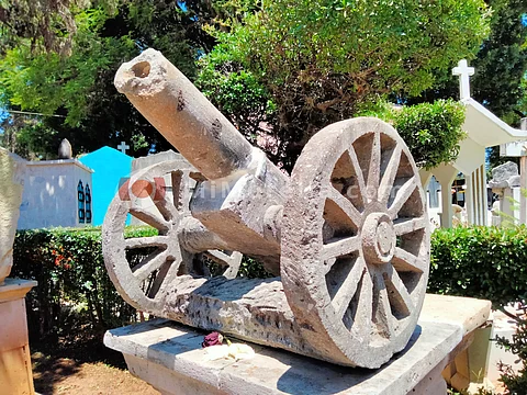 Los restos del teniente Isidro Alemán descansan en el panteón municipal, su tumba fue adornada con un cañón en alusión de su carrera militar
