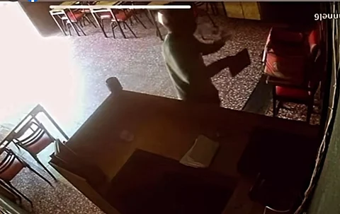 Cámara capta a repartidor de comida que se roba tableta de negocio en Morelia