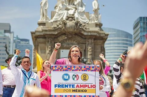 Xóchitl Gálvez recibe constancia como coordinadora del Frente Amplio por México
