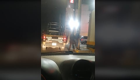 Uber graba momento en el que la policía se lleva a su pasaje