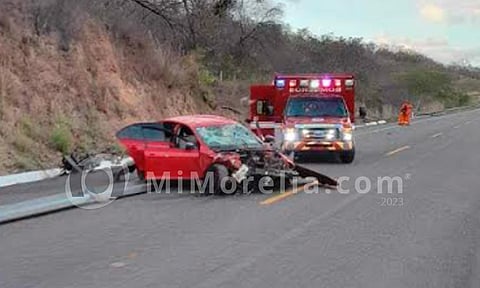 "Cuotas" para transitar y accidentes aquejan carreteras de México