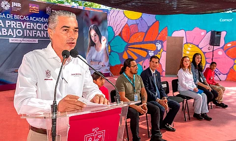 DIF Michoacán entrega becas académicas a menores en situación de trabajo
