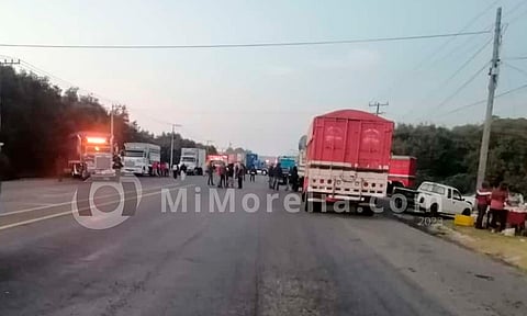 Amanece Uruapan con bloqueos en todas sus salidas