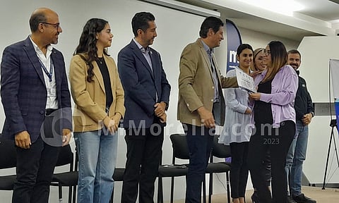 Entrega Colegio de Morelia becas para titulación a 220 jóvenes