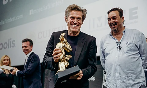 Condecoran a Willem Dafoe en el FICM con presea hecha por artista michoacano