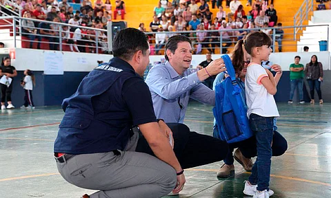 Alfonso Martínez entrega útiles escolares a 2 mil niños de Morelia