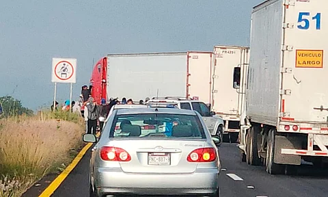 2 de octubre: "Tiris" bloquean la Morelia-Pátzcuaro