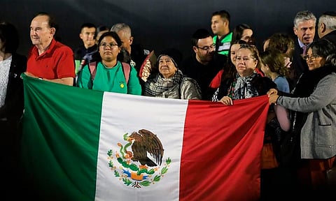Llegan primeros 8 michoacanos a México tras rescate en Israel; faltan otros 3
