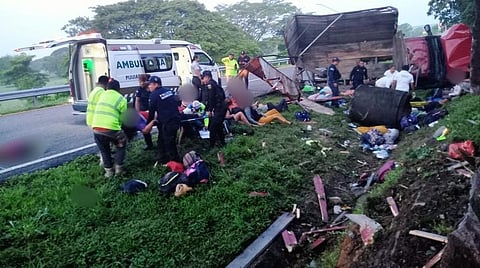 México: Mueren 10 migrantes y 15 resultan heridos tras volcadura de camión