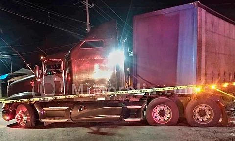 Sujetos armados balean tráiler en la carretera Zitácuaro-Morelia