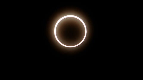 Tiktoker revela métodos alternativos para ver el eclipse sin gafas o filtros