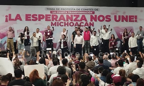 Entre duelo de porras, toman protesta cientos de comités de la 4T