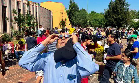 Más de 2 mil personas observaron el eclipse solar en Planetario de Morelia
