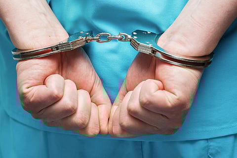 Detienen al supuesto médico que hizo creer a una mujer que estaba embarazada y de mellizos