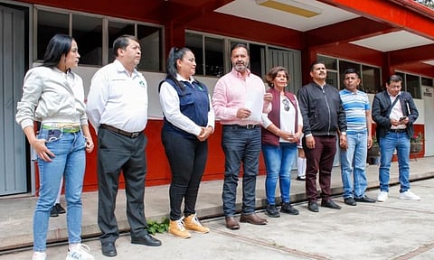 Pátzcuaro: inaugura Julio Arreola rehabilitación de baños en Escuela Primaría de Huecorio