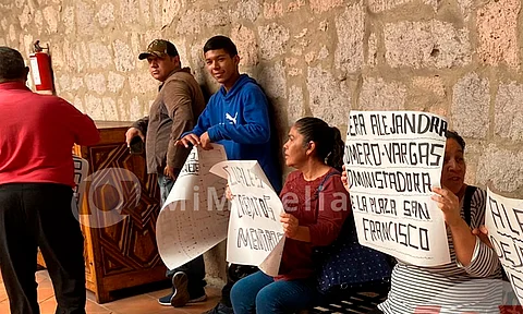 Ambulantes de la unión 25 de noviembre se manifiestan en Palacio Municipal