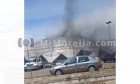 Bomberos sofocan incendio en bodega del deportivo Bicentenario, en Morelia