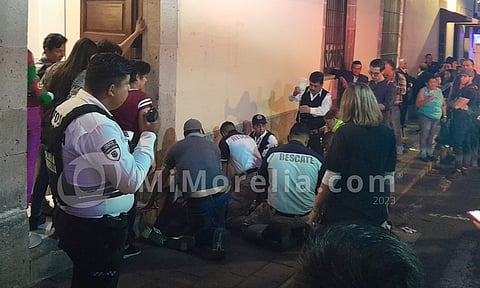 Persona se desvanece e intentan reanimarla, en centro de Morelia
