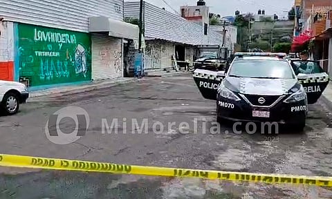 Retira dinero del banco y lo balean en asalto cuando iba en taxi, en Morelia