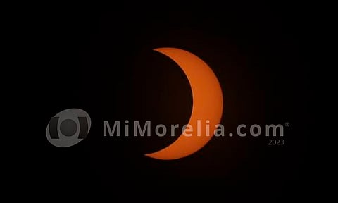 Deslumbra eclipse solar a morelianos
