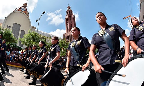 UMSNH se lleva los aplausos en el tradicional desfile de Apatzingán