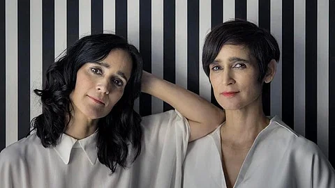 Julieta Venegas y su gemela Yvonne, cumplen 53 años