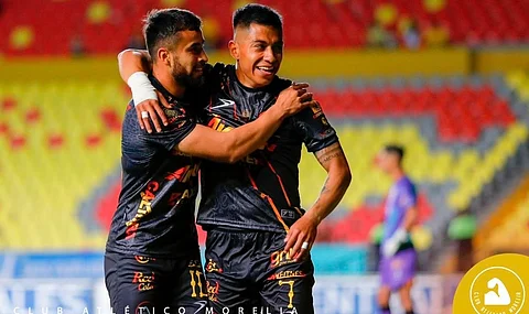 Pica el canario, Atlético Morelia toma ventaja ante Leones Negros