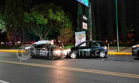 Chocan dos autos en la Calzada Ventura Puente de Morelia