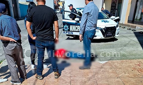 Vecinos desarman a asaltante y lo dejan brutalmente golpeado, en Michoacán
