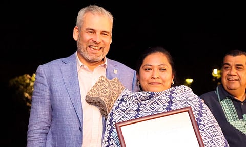 Artesana de Angahuan gana premio especial en concurso estatal