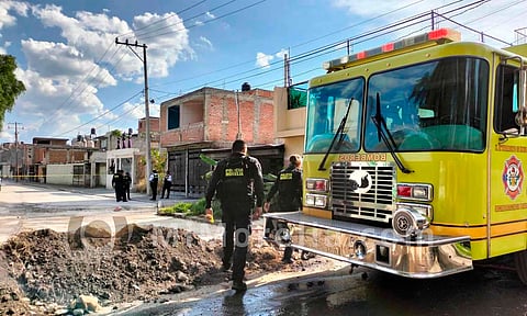 Arde casa al norte de Morelia; una combi se quemó al interior