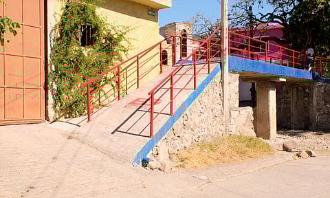 Apuesta Bladimir González por la dignificación de escuelas y comunidades
