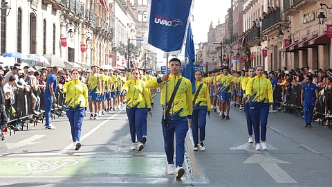 Bedolla y miles de michoacanos disfrutan desfile por el 113 Aniversario de la Revolución