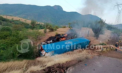 Mueren dos hombres tras accidente de tráileres en la Siglo XXI