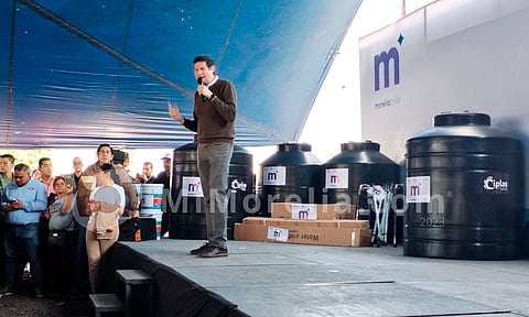 Entrega alcalde Alfonso Martínez tinacos, calentadores solares y otros beneficios