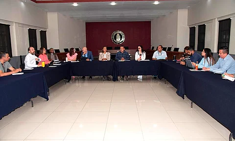 Regidores y secretarios revisan artículos del Reglamento de Justicia Cívica