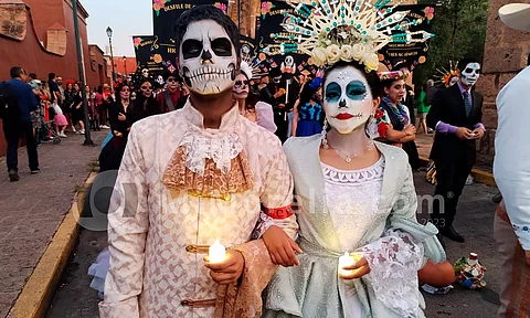 Catrinas y Catrines trascienden la muerte; colorean Morelia con su presencia