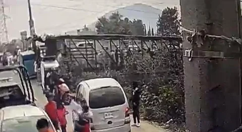 Difunden video de la caída del puente peatonal cerca de un panteón
