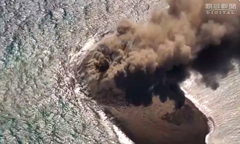 Nace isla tras erupción volcánica en Japón