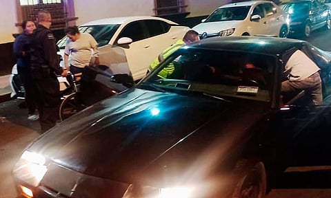 Agentes de Tránsito auxilian a padre de familia a trasladar a su hijo a un hospital