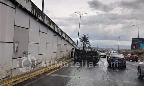 Se vuelca auto por la salida a Mil Cumbres en Morelia