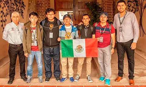 Alumno de Cherán gana plata en Olimpiada de Física en Honduras