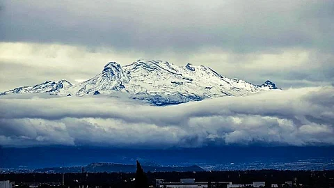 Captan impresionantes imágenes del Nevado de Toluca, Iztaccíhuatl y Popocatépetl cubiertos de nieve