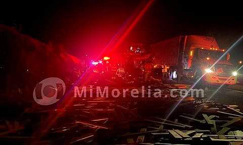 33 heridos en choque por alcance entre autobús de pasajeros y camión de carga