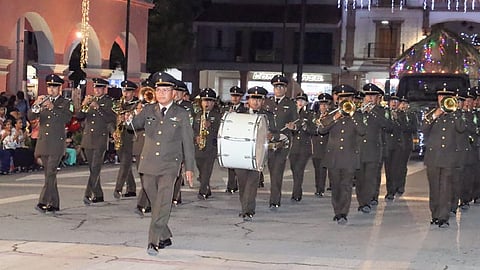 Disfrutan cientos de familias gran desfile navideño
